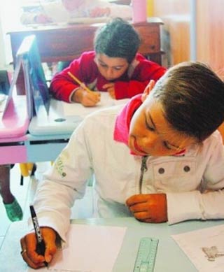Une école sur roues au cirque Amar