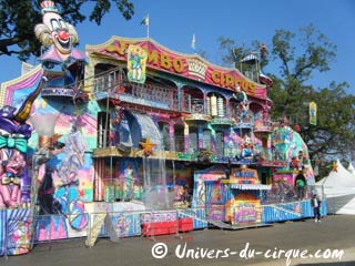 Paris: les roulottes anciennes de la Foire du Bois de Boulogne