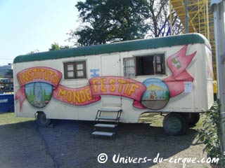 Paris: les roulottes anciennes de la Foire du Bois de Boulogne