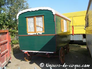 Paris: les roulottes anciennes de la Foire du Bois de Boulogne
