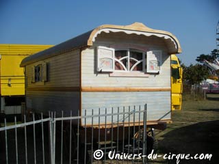 Paris: les roulottes anciennes de la Foire du Bois de Boulogne
