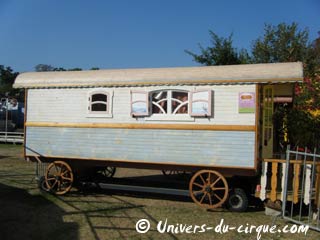 Paris: les roulottes anciennes de la Foire du Bois de Boulogne