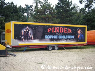 Paris: le grand chapiteau Pinder est monté !