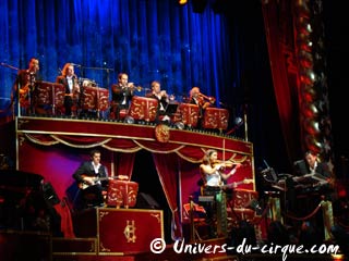 Cirque d'hiver Bouglione: les cuivres de l'orchestre mis en avant