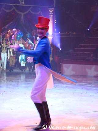 Cirque d'hiver Bouglione: nouveau danseur dans le corps de ballet des Salto Dancers