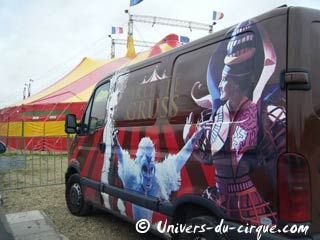 Paris: le cirque Arlette Gruss est arrivé sur la Pelouse de Reuilly