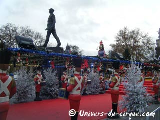 Paris: ambiance festive au Marché de Nol des Champs-Elysées