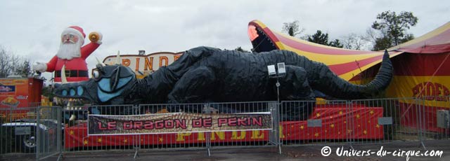 Le dragon du cirque Pinder à Paris