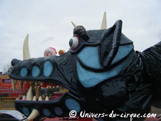Le dragon du cirque Pinder à Paris