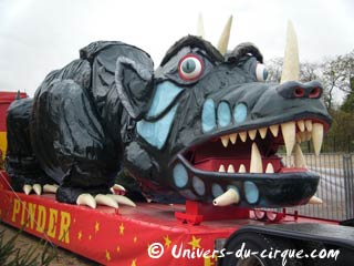Le dragon du cirque Pinder à Paris