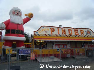 Le dragon du cirque Pinder à Paris