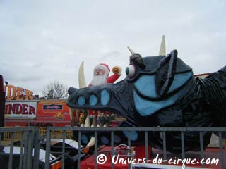 Le dragon du cirque Pinder à Paris