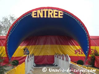 Le dragon du cirque Pinder à Paris