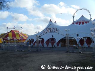 Paris: les cirques au grand complet sur la Pelouse de Reuilly pour les Galas de Nol 2009
