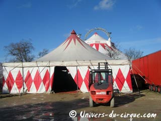 Paris: les cirques au grand complet sur la Pelouse de Reuilly pour les Galas de Nol 2009
