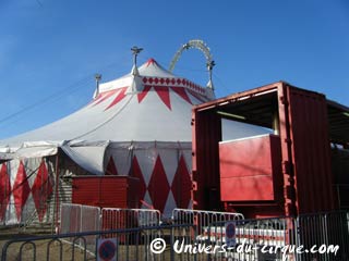 Paris: les cirques au grand complet sur la Pelouse de Reuilly pour les Galas de Nol 2009