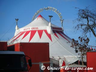 Paris: les cirques au grand complet sur la Pelouse de Reuilly pour les Galas de Nol 2009