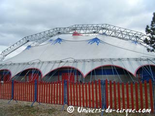 Paris: les cirques au grand complet sur la Pelouse de Reuilly pour les Galas de Nol 2009
