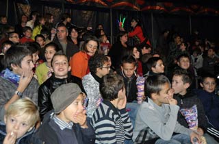 Figeac: des enfants impatients ont applaudi les artistes du cirque Maximum