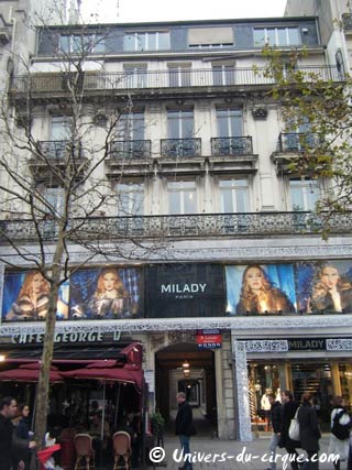 Paris: bureaux à louer au n 120 de l'Avenue des Champs Elysées 