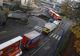 Rodez: le long cortège du cirque Amar bloque la ville...