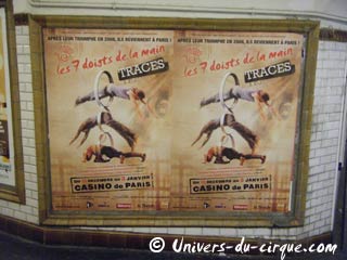 Affichage de la compagnie des sept doigts de la main dans le métro parisien