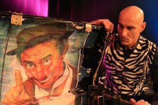 Warren Zavatta met en cirque son identité au thétre Trévise