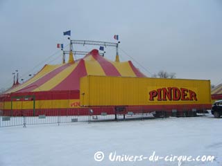 Le cirque Pinder sous la neige à Paris