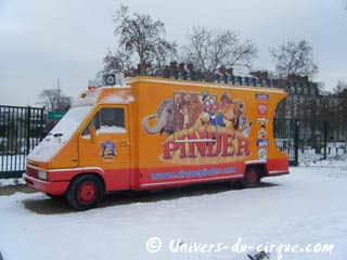 Le cirque Pinder sous la neige à Paris