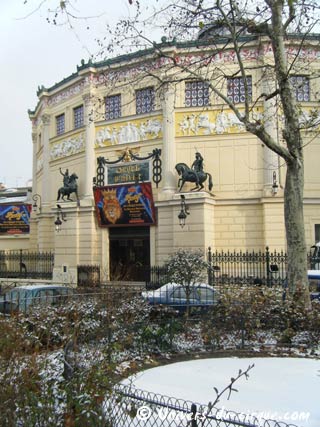 Paris: la neige entoure le cirque d'hiver Bouglione