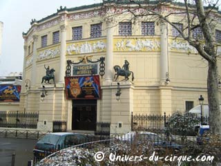 Paris: la neige entoure le cirque d'hiver Bouglione