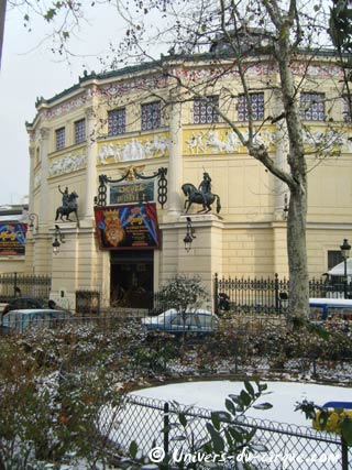 Paris: la neige entoure le cirque d'hiver Bouglione