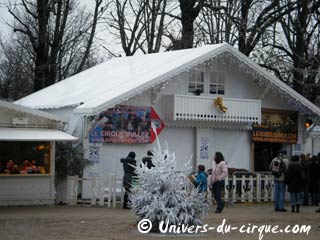 Paris: derniers jours de la crèche vivante du cirque Muller au Marché de Nol des Champs-Elysées
