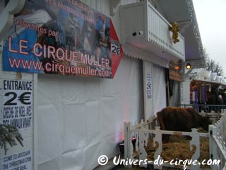Paris: derniers jours de la crèche vivante du cirque Muller au Marché de Nol des Champs-Elysées