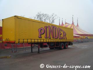 Le cirque Pinder en cours de démontage à Paris