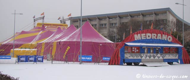 En direct du Cirque Medrano à Dijon: réveil matinal sous la neige Place du Mail