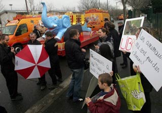 Toulouse: numéro de voltige devant le cirque Pinder