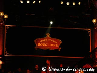 Embellissement intérieur du cirque d'hiver Bouglione