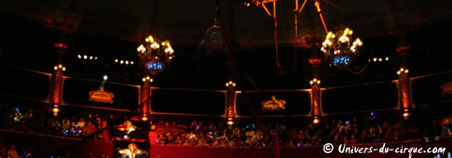 Embellissement intérieur du cirque d'hiver Bouglione