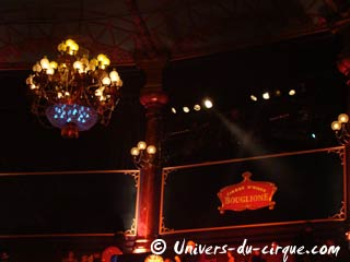Embellissement intérieur du cirque d'hiver Bouglione
