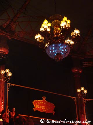 Embellissement intérieur du cirque d'hiver Bouglione