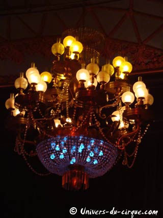Embellissement intérieur du cirque d'hiver Bouglione