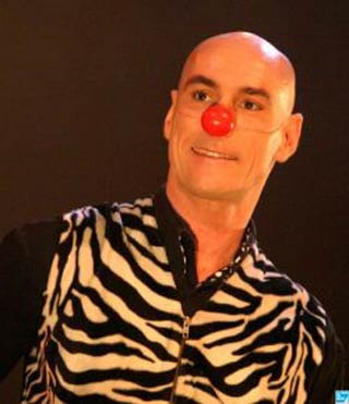 Un beau croche-pied de nez rouge de Warren à Zavatta