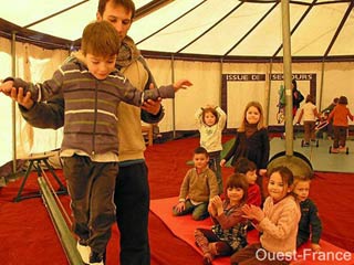 Meslay-du-Maine: les écoliers découvrent les arts du cirque sous chapiteau