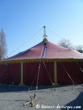 Loire-Atlantique: les flyers publicitaires de l'Ecole du cirque Micheletty à la Baule