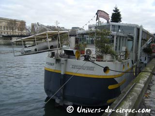 Paris: la péniche magique Métamorphosis va bientôt changer de quai
