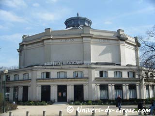 Ces thétres parisiens qui ressemblent à des cirques stables