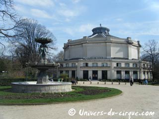Ces thétres parisiens qui ressemblent à des cirques stables