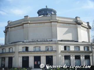 Ces thétres parisiens qui ressemblent à des cirques stables