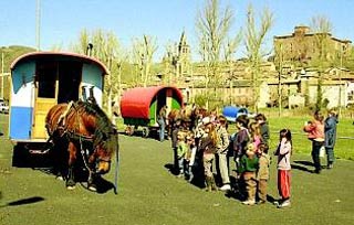 Saint-Izaire: quand le cirque familial Pacotille fait école auprès des enfants